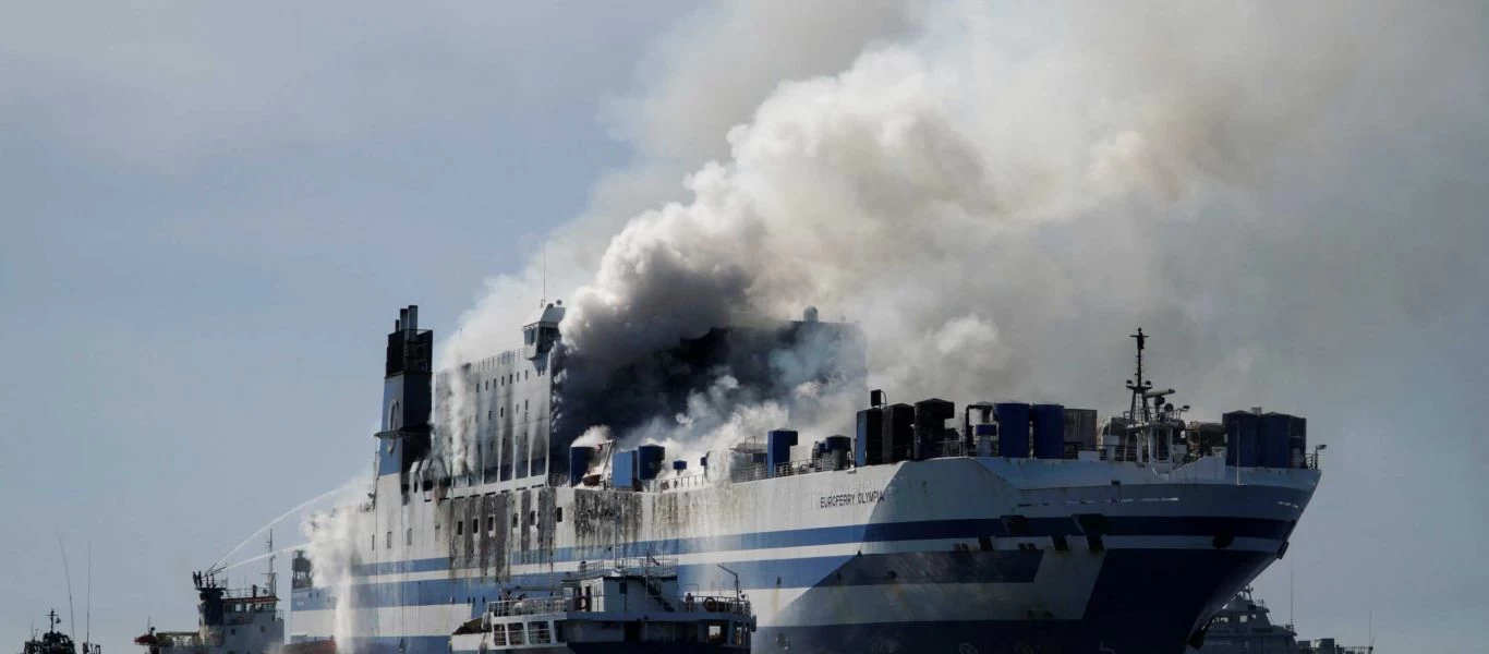 Euroferry Olympia: Συνεχίζεται η επιχείρηση κατάσβεσης στο πλοίο μετά την χθεσινή αναζωπύρωση